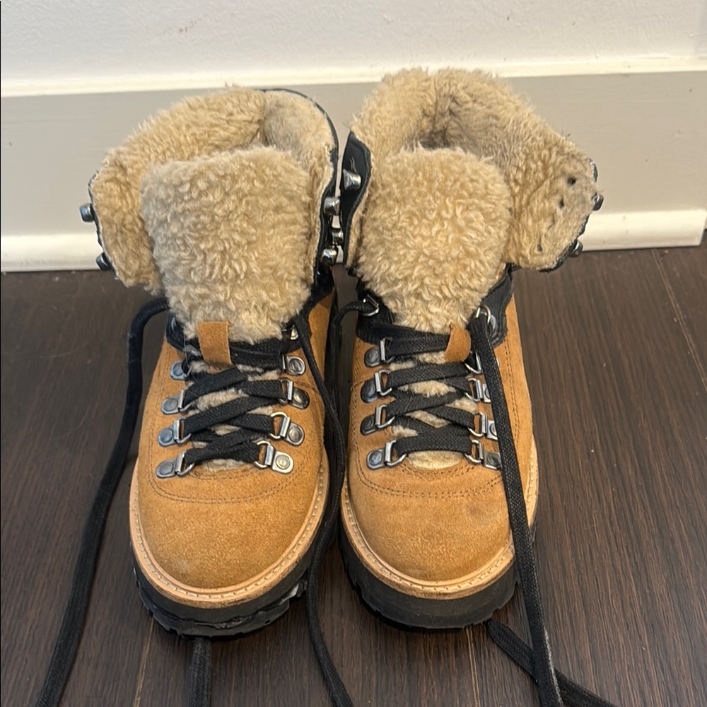 URBAN OUTFITTERS | Tan and Black Ankle Boots with Sheepskin Lining